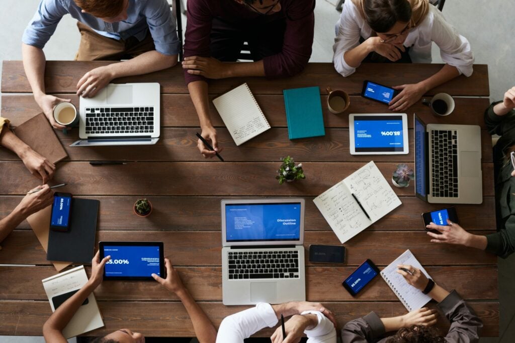 Elevating teamwork: How team communication tools power hybrid work productivity 