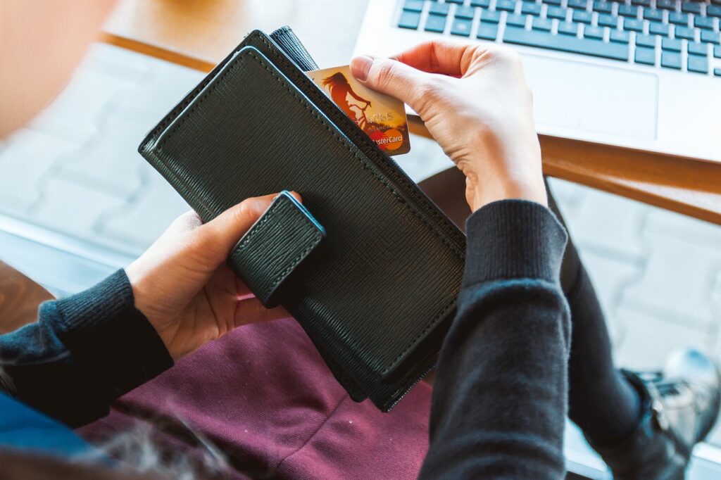 How to Use Credit Cards Responsibly