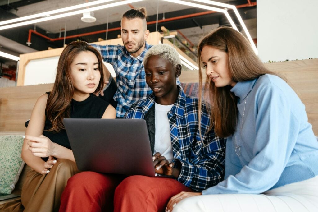 18 Strategies to Enhance Knowledge Sharing and Accelerate Business Growth