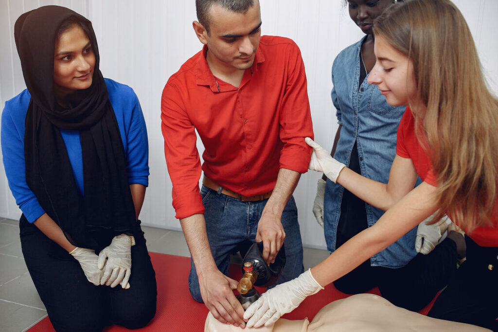 Top Benefits of Enrolling in a Comprehensive First Aid Course