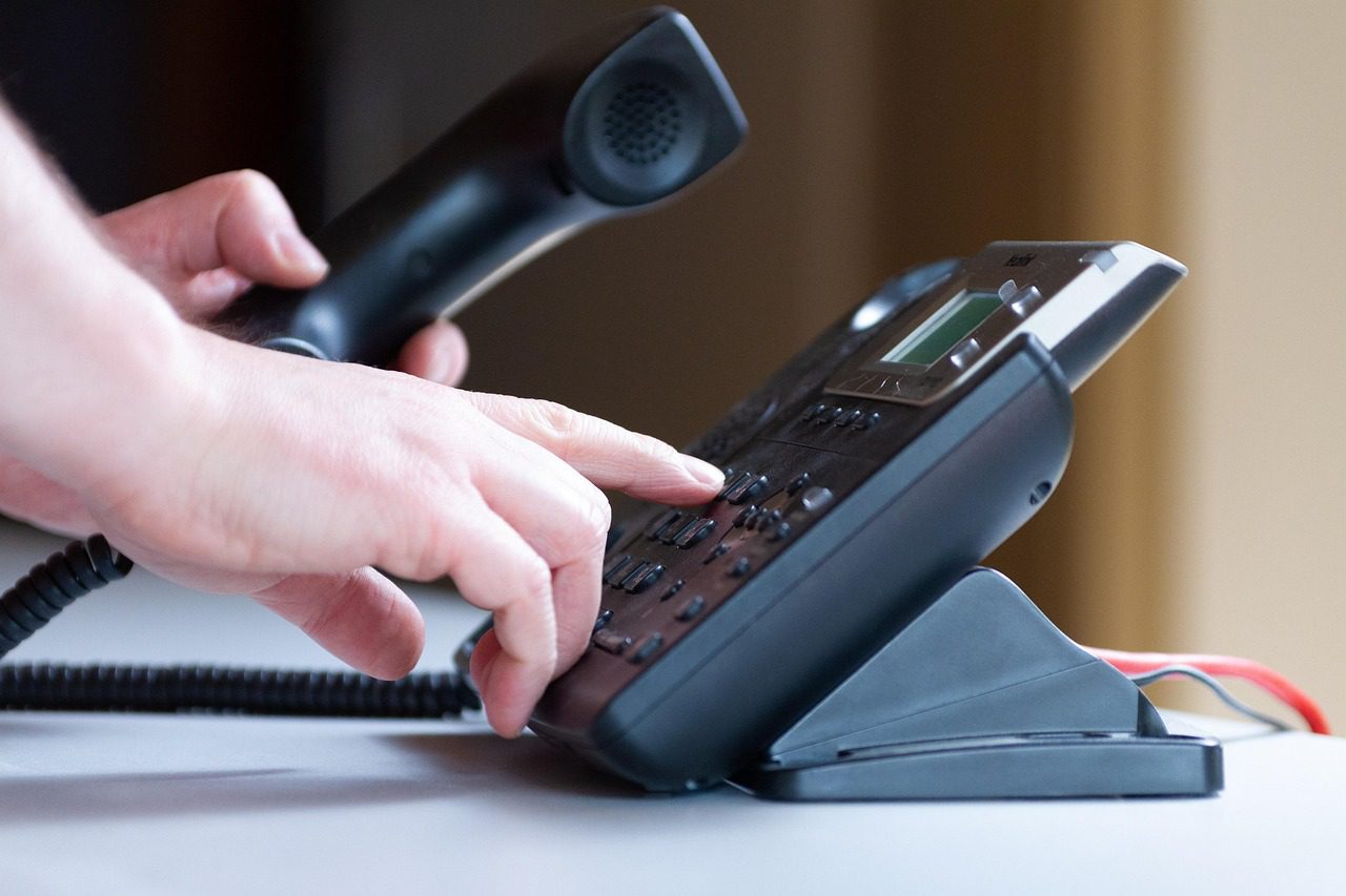 How Small Businesses Can Automate Phone Calls Without a Call Center