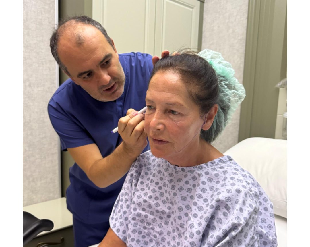 Dr. Gökhan Bacak and The More Clinics Win WhatClinic Patient Service Award, Redefining Excellence in Plastic Surgery