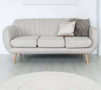 Luxe interieur met abstracte wanddecoratie in goudtint