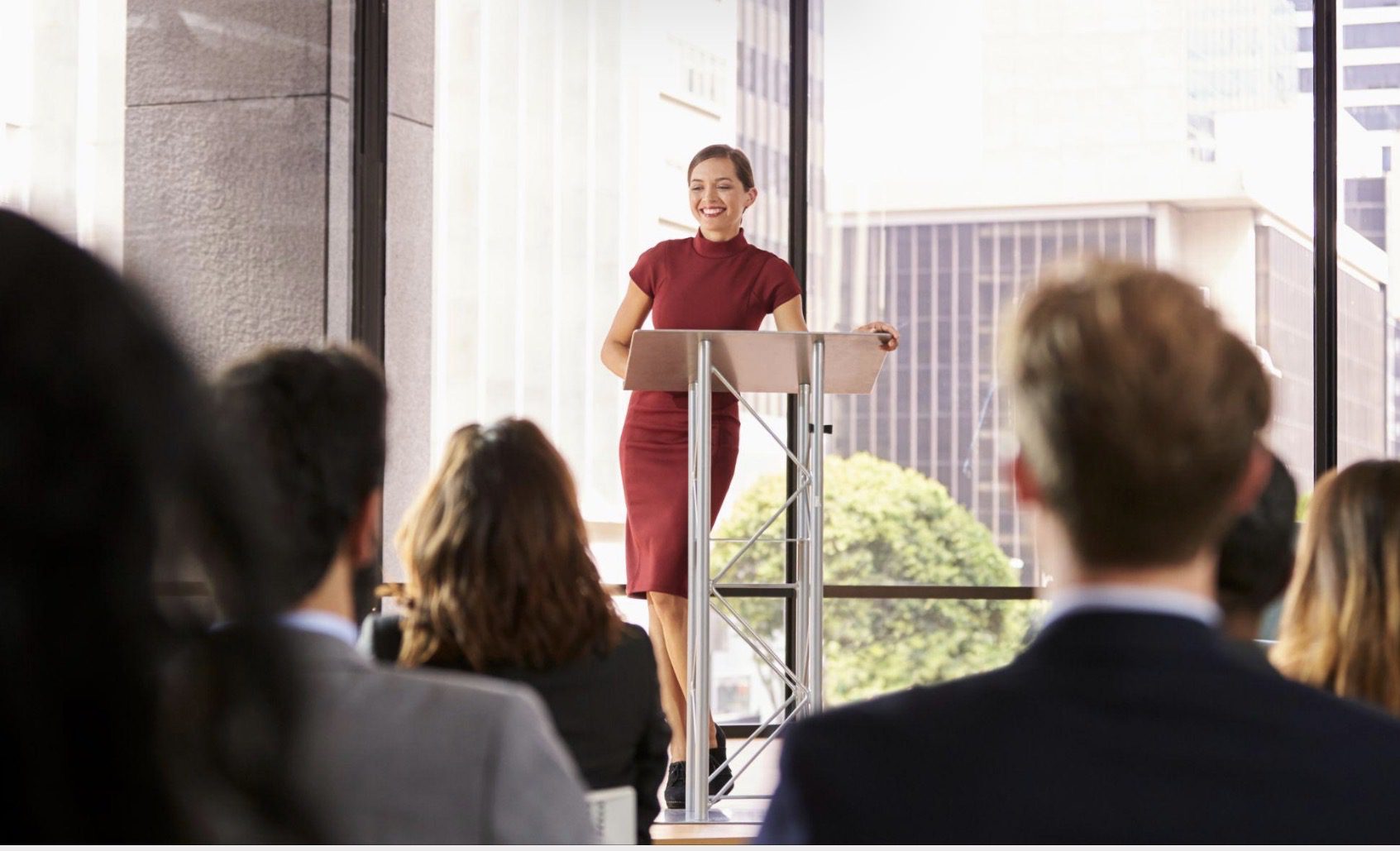 Mastering Nonverbal Communication in Public Speaking: Actor-Proven Techniques That Work on Any Stage