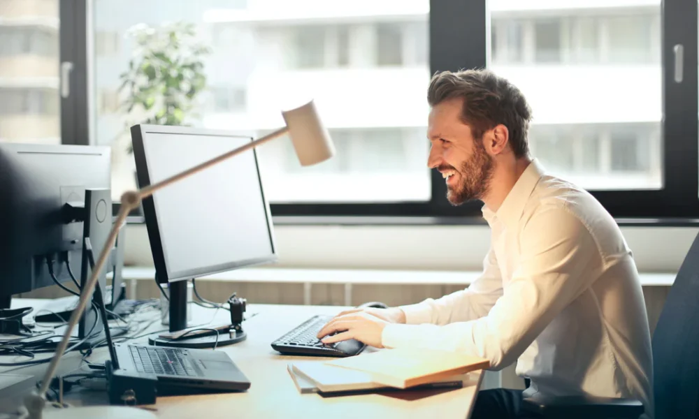 How a Hot Desk Boosts Productivity for Modern Workers 
