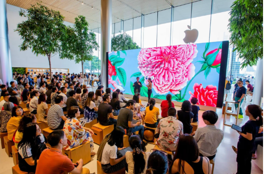 From Bangkok to Global Recognition, Freya Kotchakorn Builds One of the Largest iPad Art Schools