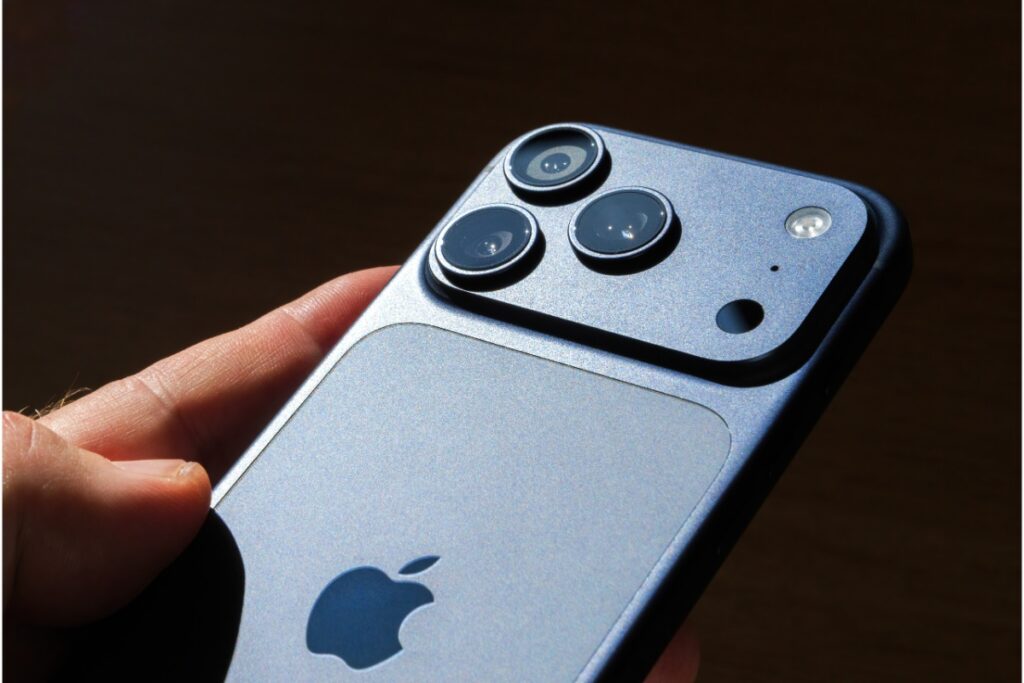 Untuk pertama kalinya sejak iPhone 11, smartphone Apple tidak lagi berada di puncak daftar pilihan pembeli