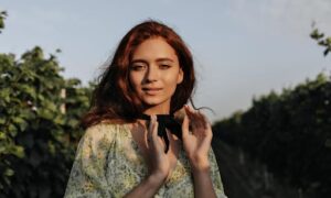 Authentic Unposing: Why Isabelle Bataglin Rejects the “Plastic Portrait”