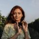Authentic Unposing: Why Isabelle Bataglin Rejects the “Plastic Portrait”