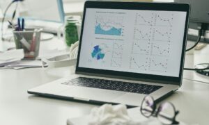 Machine learning types comparison chart with supervised unsupervised and reinforcement learning examples