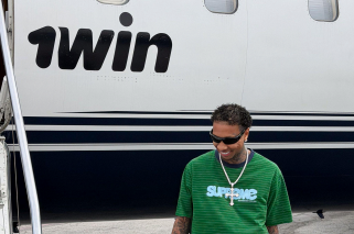 Tyga boarding the 1win VIP jet (Source: 1win Press Office) 