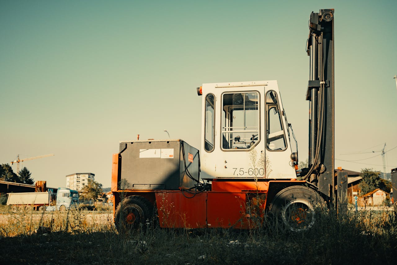 Why Clean Components Prevent Common Forklift Failures at the Workplace