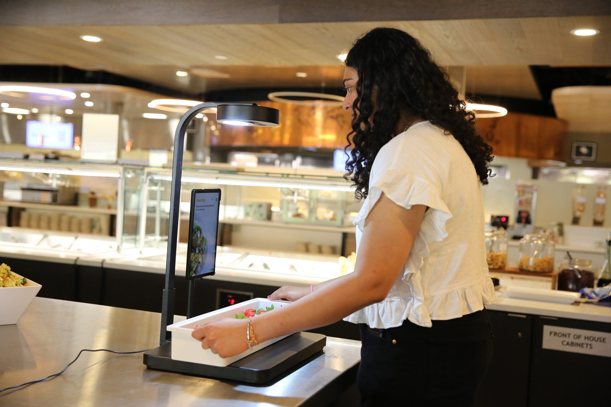 AI in commercial kitchens improving food management