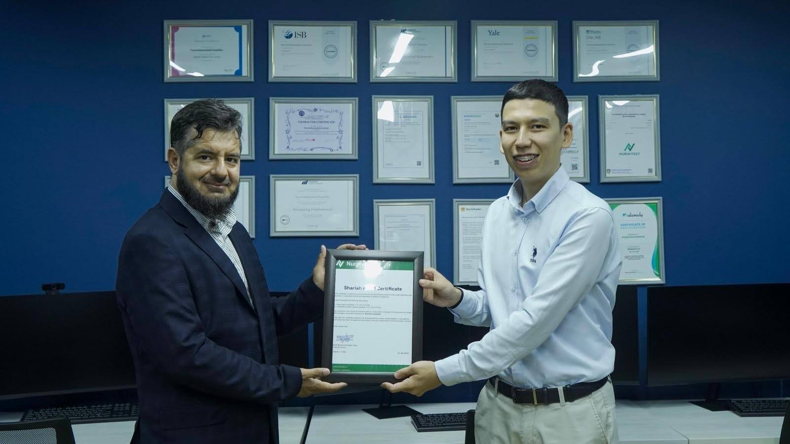 Nurmukhammad Ismoilov (right) receiving Nurinvest's Shariah Audit Certificate in 2025